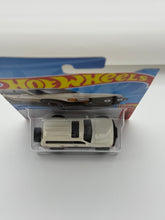 Load image into Gallery viewer, Hot Wheels Toyota Land Cruiser 80
